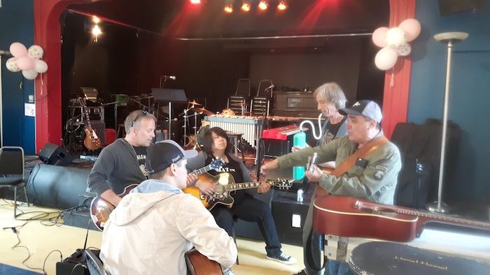 Le guitariste Réjean Bouchard, engagé auprès d’artistes innus, est mort ...