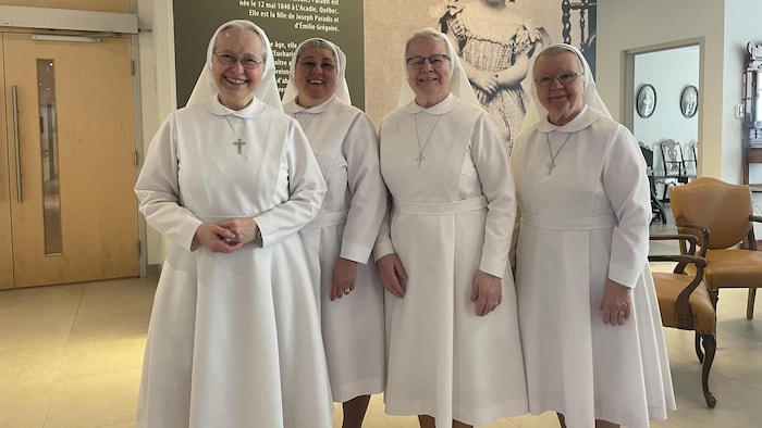 Quatre des Petites Sœurs de la Sainte-Famille.