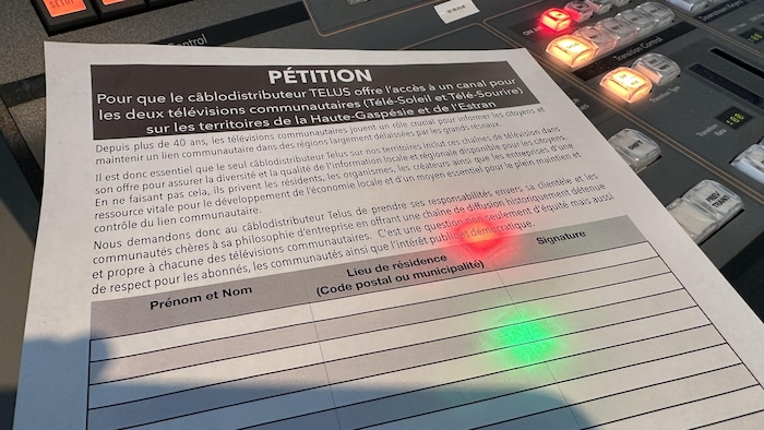 Une pétition déposée sur une console vidéo.