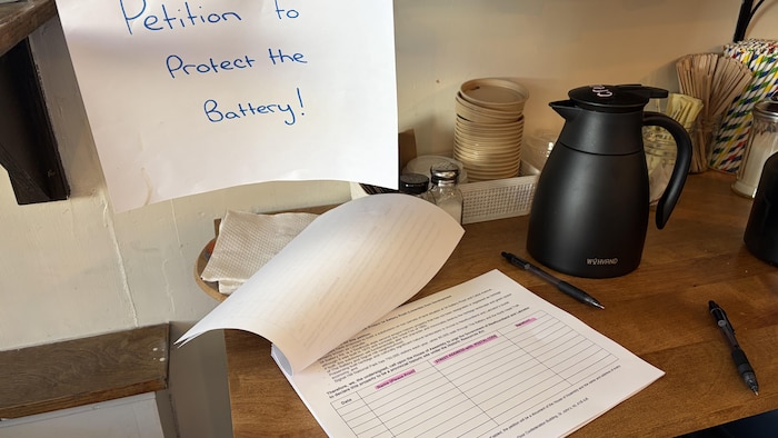 Une pétition sur papier dans un café.