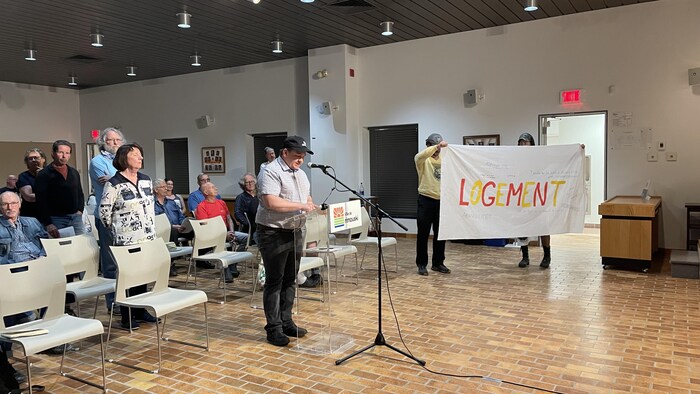 Alexandre Cossette au micro lors de la période de questions allouée au public pendant la séance du conseil municipal de Rimouski.