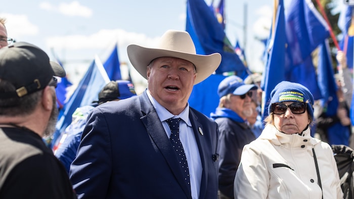 Jeffrey Rath marche dans une foule en Alberta.