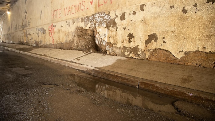 Vue sur le trottoir du tunnel du boulevard du Saint-Maurice. 