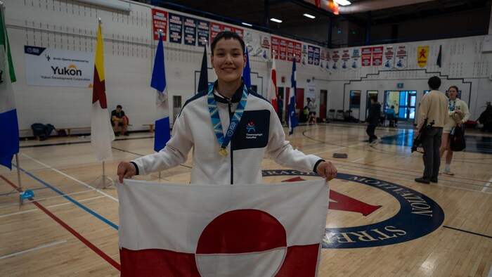 Petra Amossen tient le drapeau du Groenland.