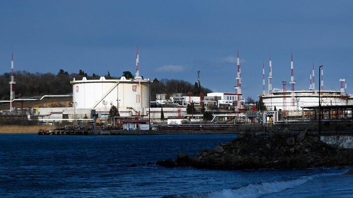 Des installations énergétiques dans un port.