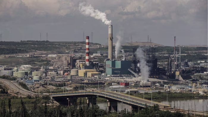 Une vue large de l'usine de base de Suncor et de ses usines de valorisation à Fort McMurray en juin 2017.
