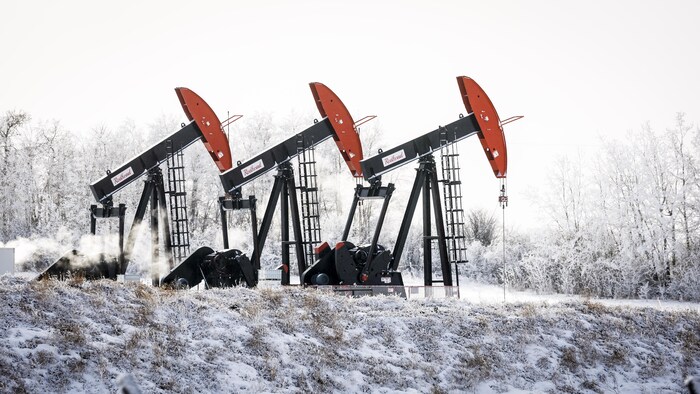 Pumps take oil and gas in the winter atmosphere.