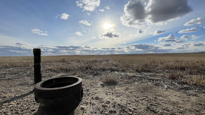 Un puits de pétrole abandonné près de Shelby au Montana