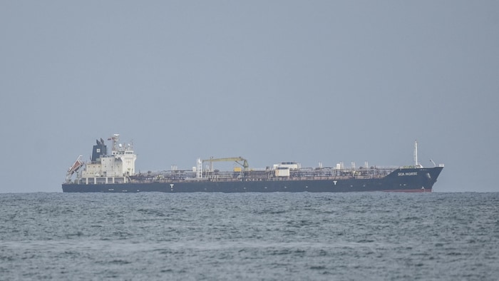 Un pétrolier navigue en mer.