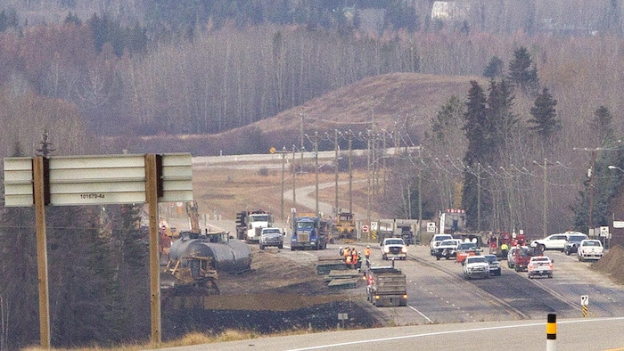 Des véhicules d'urgence sur la scène d'un déraillement de train près de Gainford en Alberta.