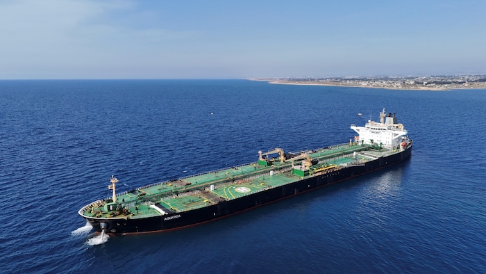 Le navire Aquatica, transportant du pétrole russe, attend d'être déchargé au port de Baniyas, en Syrie, le 25 mars 2025.