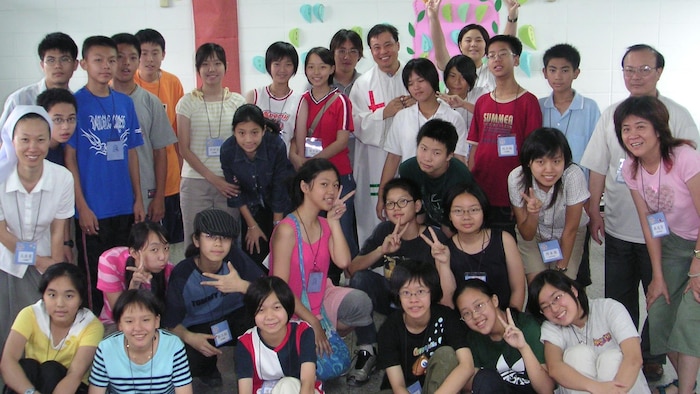 2004年，Petrus Tung，后排中间身着白袍者，与台湾青少年事工夏令营成员们。