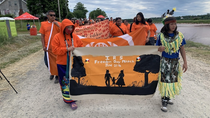 جانب من مسيرة أمّة سيبكنيكاتيك الأولى في شوبيناكادي في نوفا سكوشا في 21 حزيران (يونيو) 2024 بمناسبة اليوم الوطني لشعوب السكان الأصليين.