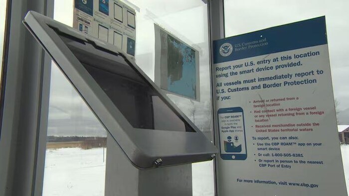 Un terminal à écran des services frontaliers américains, à en juger par les inscriptions sur un panneau faisant référence à la frontière américaine.