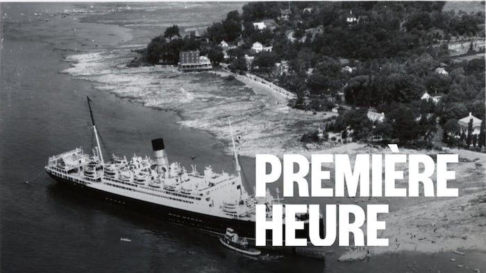Un bateau près de l'île.