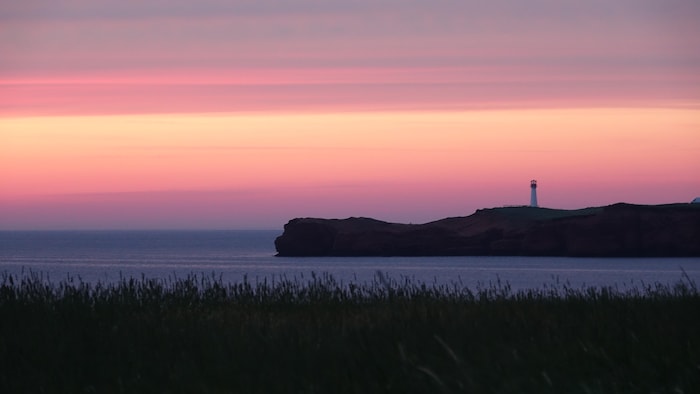 Un phare au coucher du soleil.