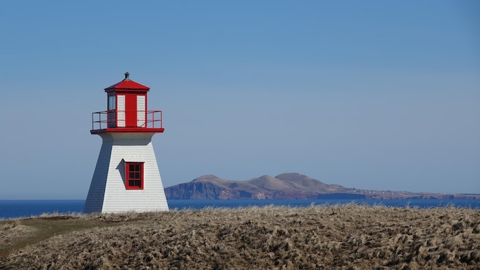 Le phare avec l'île d'Entrée derrière.
