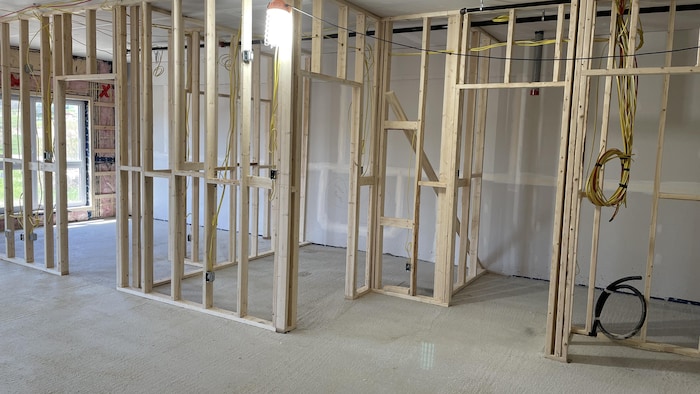 Des divisions de bois dans un bâtiment en construction.