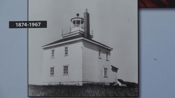 Une photo d'une maison surmontée d'un phare.