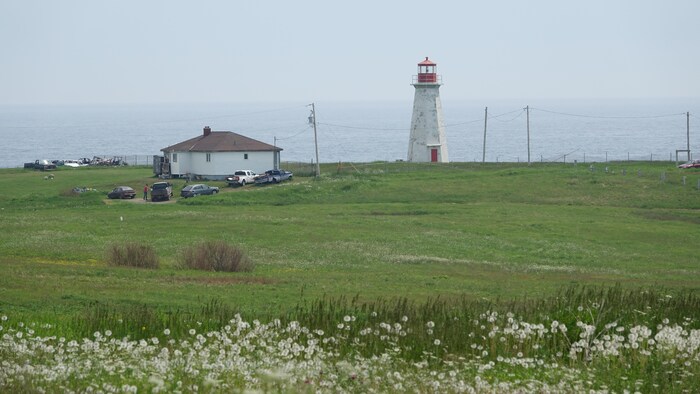 Un phare à la peinture écaillée.