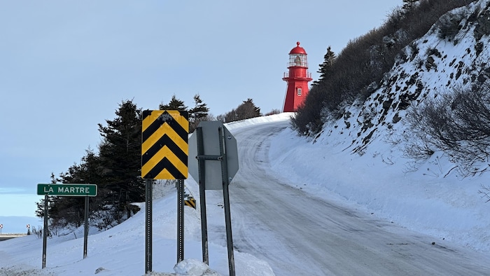 Au croisement de la route 132, un chemin monte vers le phare de La Martre.