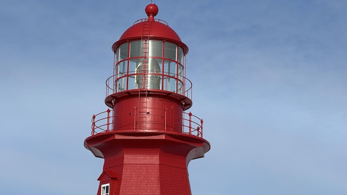 Un gros plan sur le haut du phare de La Martre, avec une lanterne d'origine, encore fonctionnelle.