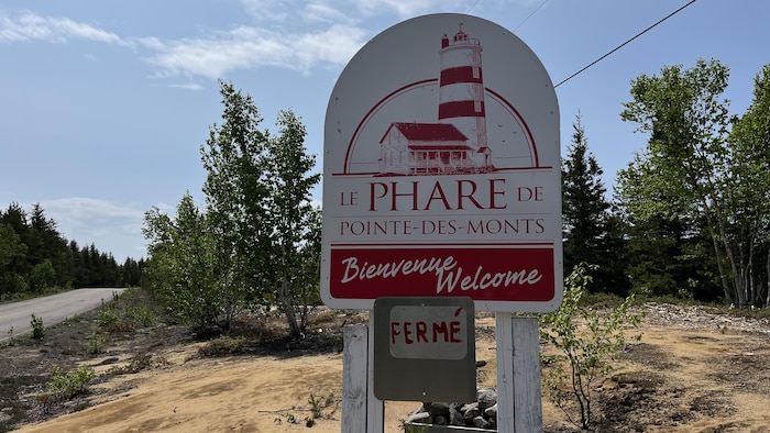 Un écriteau qui porte le mot « fermé » a été ajouté à l'enseigne du phare de Pointe-des-Monts.