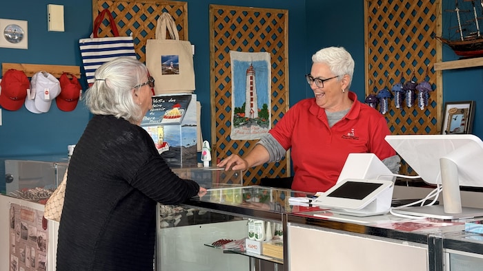 Deux personnes près d'un comptoir.