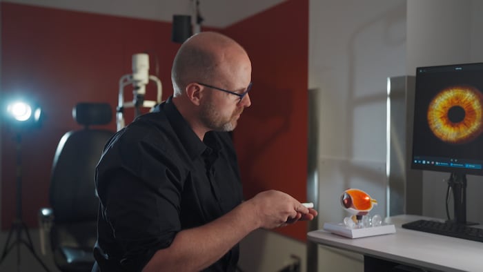 Jean-Marie Hanssens éclaire le modèle 3d d'un oeil.