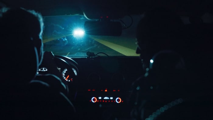 Une personne au volant dans un simulateur de conduite.