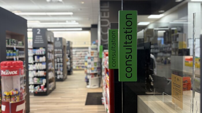 L'intérieur d'une pharmacie. 