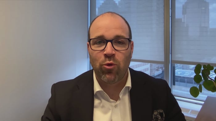 Un homme en entrevue