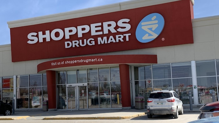 L'extérieur d'une pharmacie Shoppers Drug Mart.