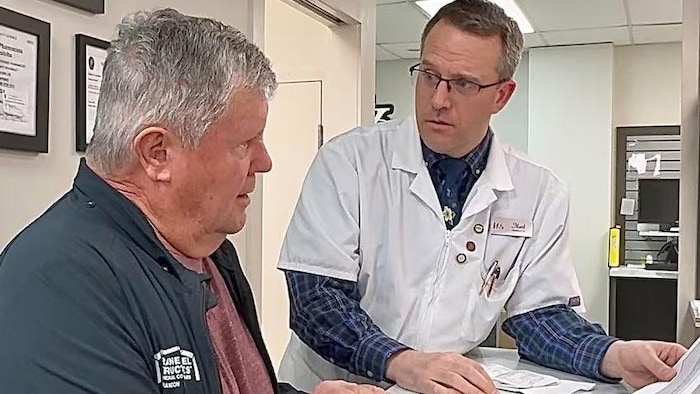 Mark Mercure et un homme dans une pharmacie.