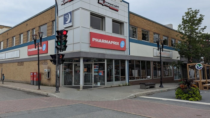 L'entrée principale du Pharmaprix.