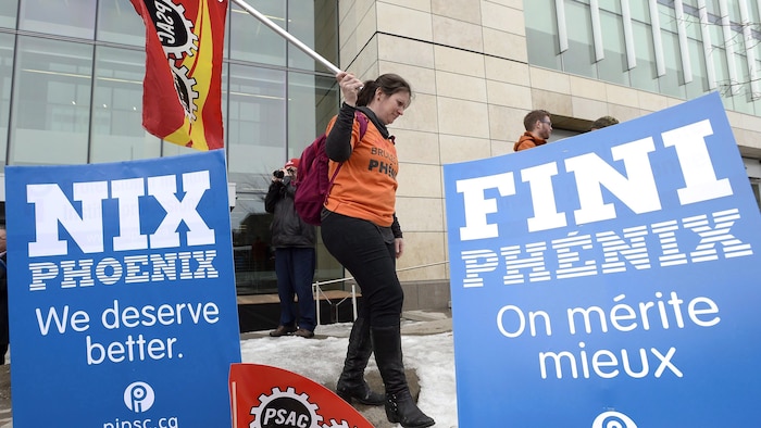 Des fonctionnaires ont participé à un rassemblement contre le système de paye Phénix à l'extérieur des bureaux du Conseil du Trésor du Canada, à Ottawa, le 28 février 2018.