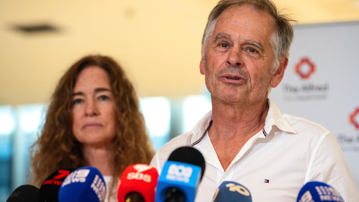 Phil Haines s’adresse aux médias lors d'un point de presse.