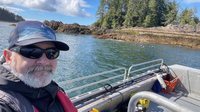 Phil Lavoie sur un bateau.