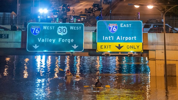 2021 年 9 月 2 日，美国宾夕法尼亚州费城的 676 号公路被洪水淹没。