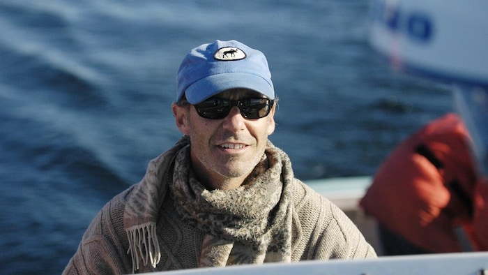 Un homme sur un petit bateau.