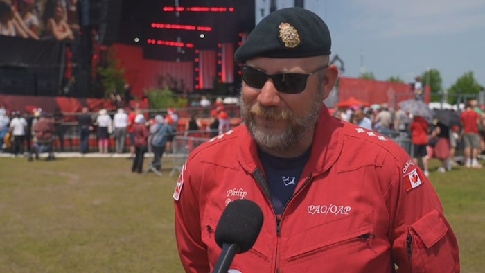 Le capitaine Philip Rochon, officier des affaires publiques pour les Snowbirds, en entrevue pour la fête du Canada.