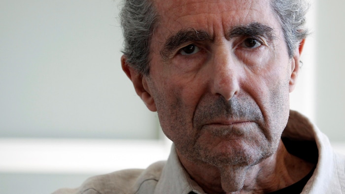 Portrait en gros plan de Philip Roth.