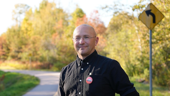 Philippe Boudreau aux abords d'une piste cyclable.