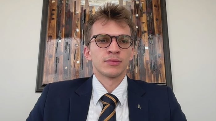 Philippe Brault donne une entrevue zoom dans un bureau où se trouve un cadre derrière lui.