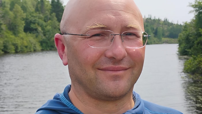 Philippe C.-Boudreau sourit en bordure d'une rivière.