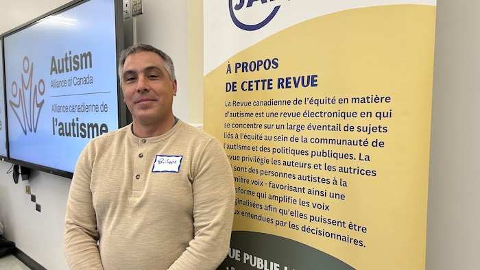 Philippe Choquette sourit.  