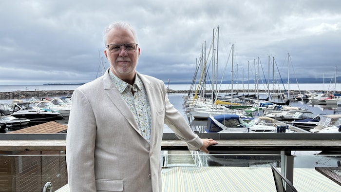 Un homme devant une marina.