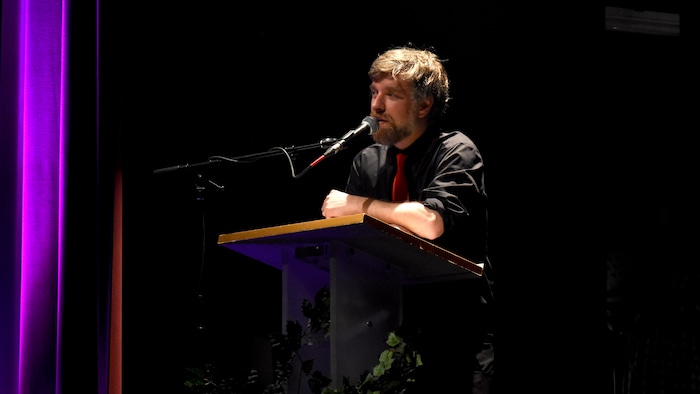 Le gagnant au micro durant ses remerciements.