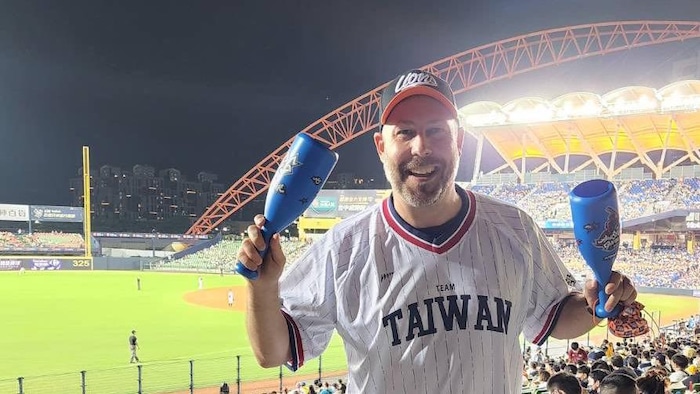 加拿大首位驻台湾媒体记者Philippe Leblanc观看当地比赛。（本人提供）