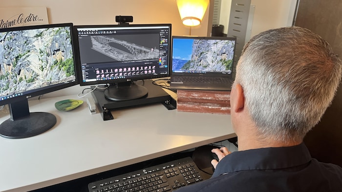 Philippe Moisan montre sa conception sur un logiciel.